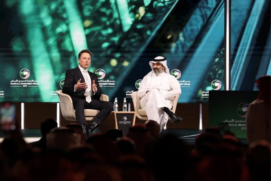استضاف منتدى الاستثمار السعودي الأمريكي في الرياض جلسة حوارية استثنائية جمعت الرئيس التنفيذي لشركات تسلا، سبيس إكس، إيلون ماسك، بمعالي وزير الاتصالات وتقنية المعلومات المهندس عبدالله السواحه، في مشهد يعكس متانة الشراكة الإستراتيجية بين المملكة العربية السعودية والولايات المتحدة الأمريكية.